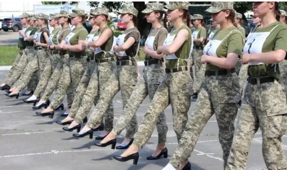 Женщин-военнослужащих в День Независимости заставят ходить строем на каблуках