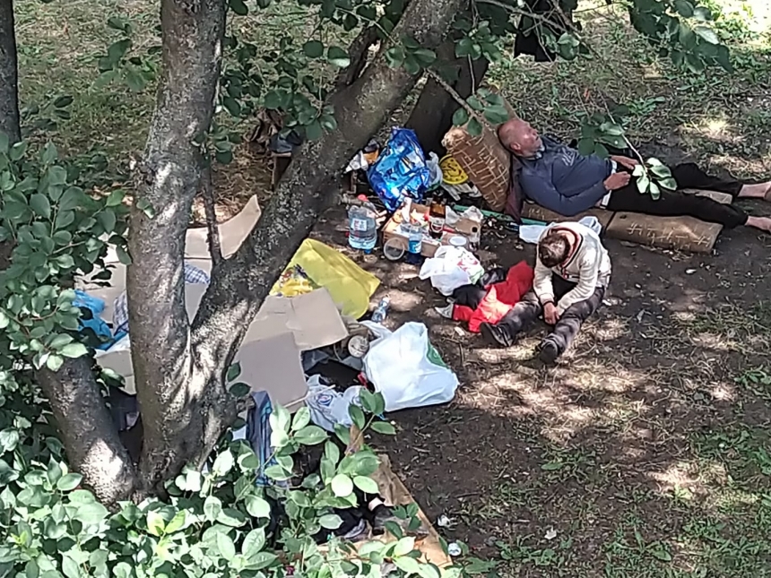 «Маты, алкоголь, вонь»: в Николаеве бездомные поселились во дворе многоэтажки
