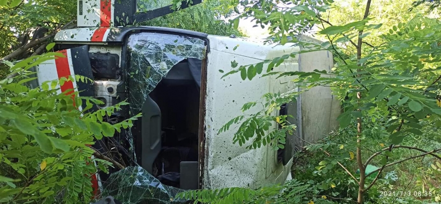 В Николаевской области грузовик слетел с трассы и перевернулся