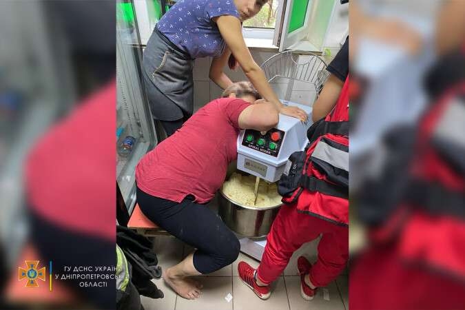 Жительница Днепра «застряла» в бытовом приборе: вызволяли спасатели
