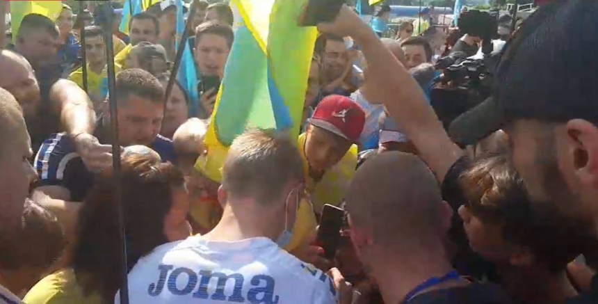 Сборную Украины фанаты встретили в аэропорту Борисполь после Евро-2020