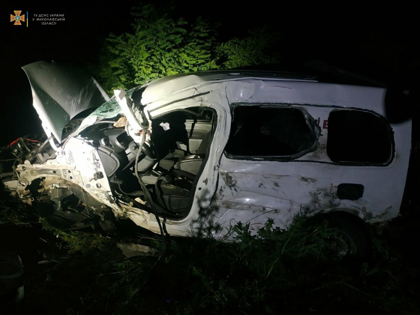 В Николаевской области столкнулись Renault и грузовик: водителя деблокировали спасатели