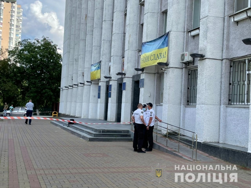 В  Вышгороде мужчина с мечом и пистолетом открыл огонь под админзданием