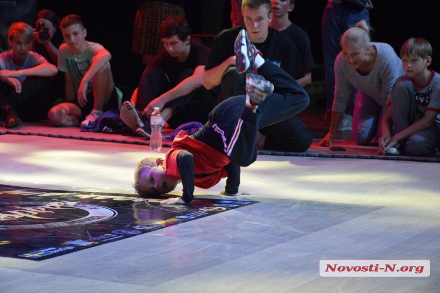 Танцевали и подтягивались: как в Николаеве прошел фестиваль уличных культур (фоторепортаж)