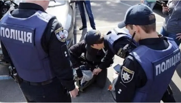 В Киеве злоумышленник стрелял по полицейским и закрылся в квартире: введена спецоперация «Гром»