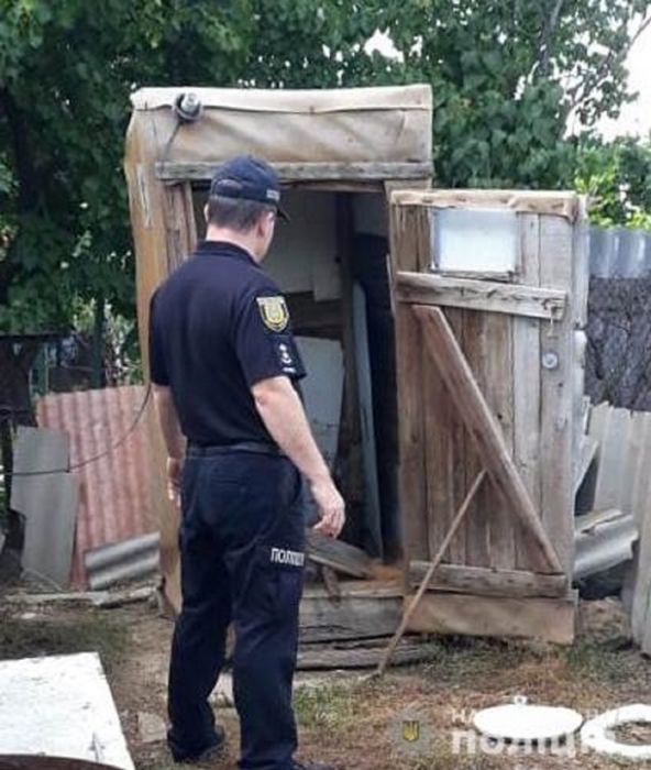 В Одесской области 16-летняя девушка погибла, пытаясь достать телефон из туалета