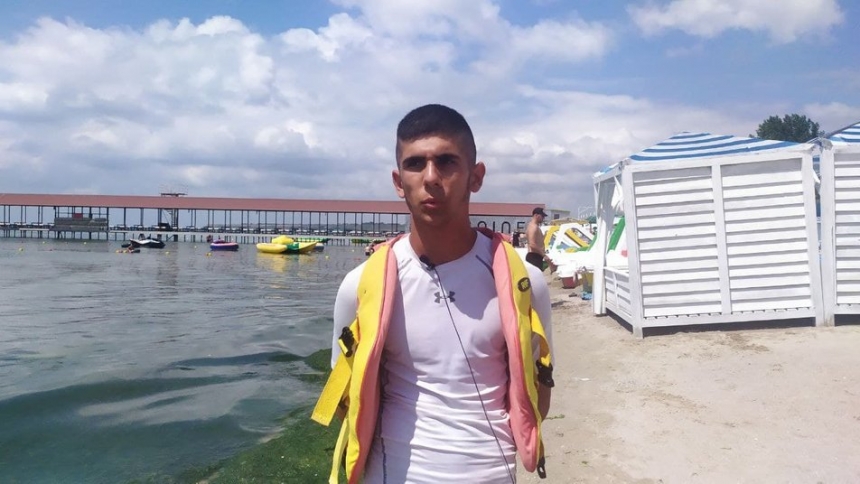В Коблево 16-летний спасатель с товарищем вытащили из моря двух тонувших девочек