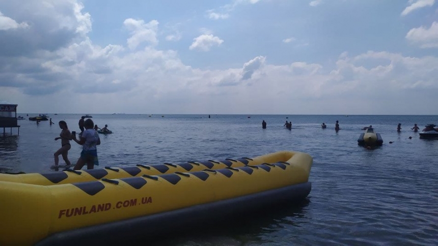 В Коблево 16-летний спасатель с товарищем вытащили из моря двух тонувших девочек