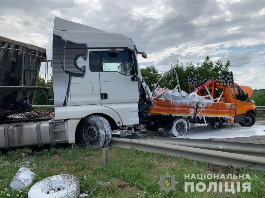 В Николаевской области столкнулись фура и автомобиль дорожников: пострадал рабочий и водитель