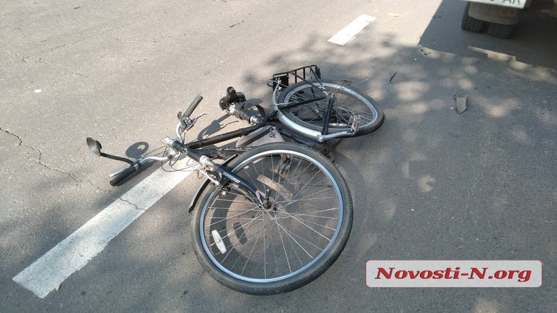 В Николаеве водитель ВАЗа сбил велосипедиста и сбежал с места ДТП