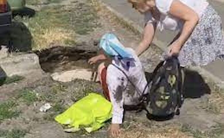 В Киеве женщина провалилась в яму с кипятком (видео)