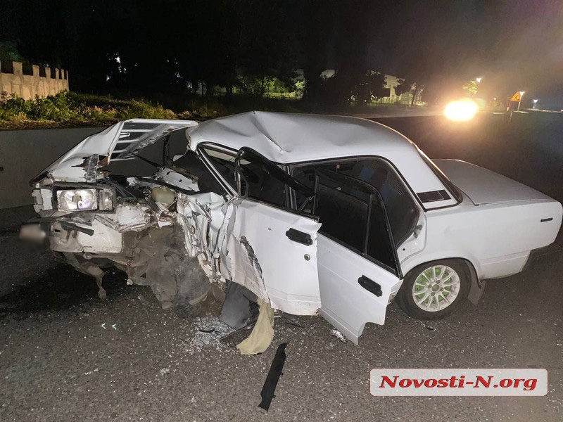 Ночью в Николаеве пьяный водитель на «Жигулях» врезался в опору моста