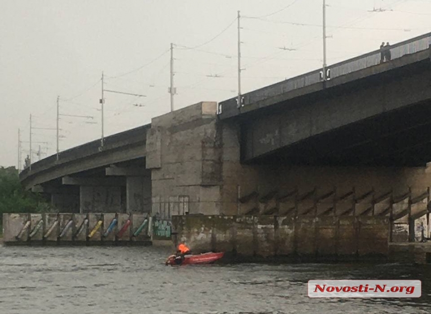 В Николаеве спасли самоубийцу, бросившегося с Ингульского моста