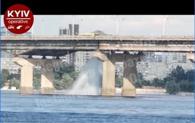 В Киеве на мосту Патона прорвало трубу (видео)