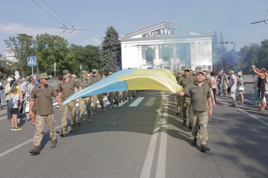 В Мариуполе военные развернули флаг Украины рекордной длины (фото)