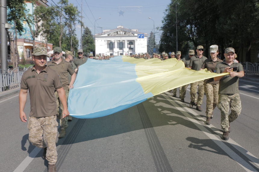 В Мариуполе военные развернули флаг Украины рекордной длины (фото)