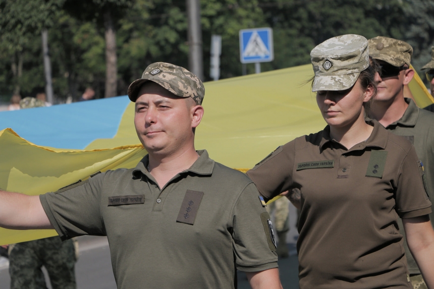 В Мариуполе военные развернули флаг Украины рекордной длины (фото)