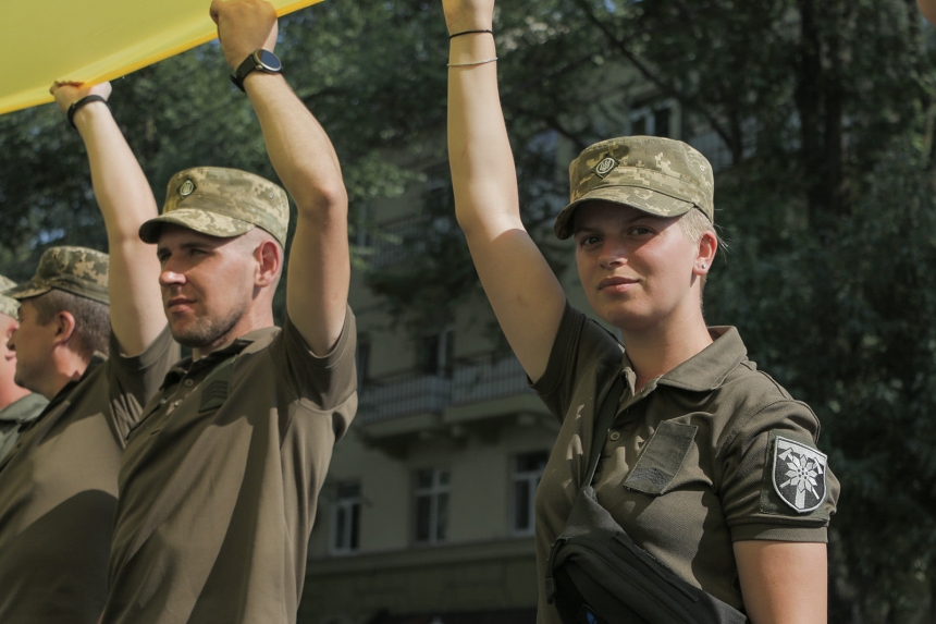 В Мариуполе военные развернули флаг Украины рекордной длины (фото)