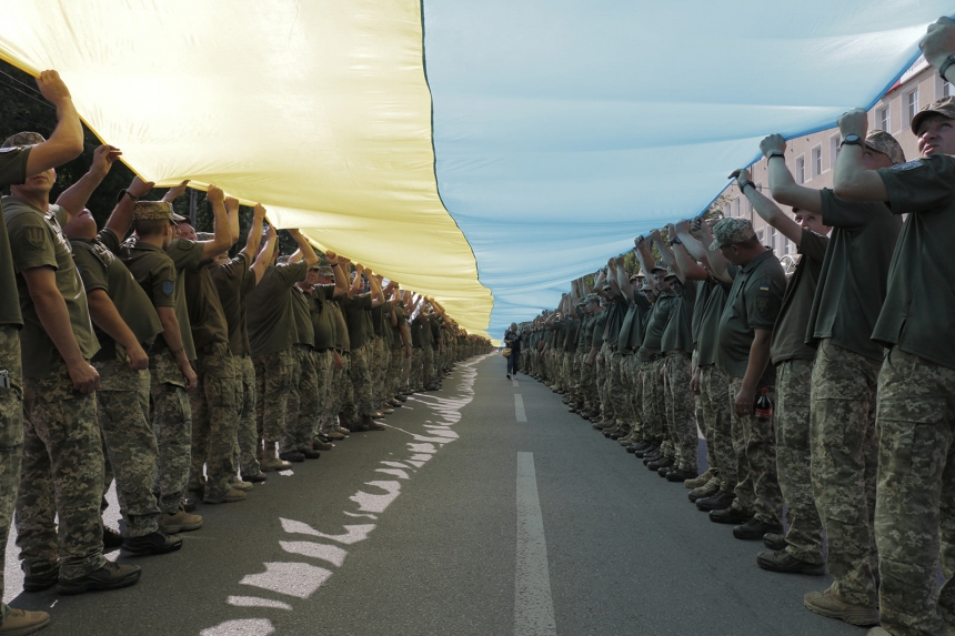В Мариуполе военные развернули флаг Украины рекордной длины (фото)