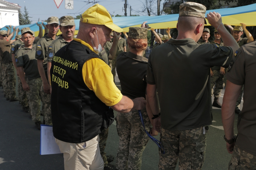 В Мариуполе военные развернули флаг Украины рекордной длины (фото)