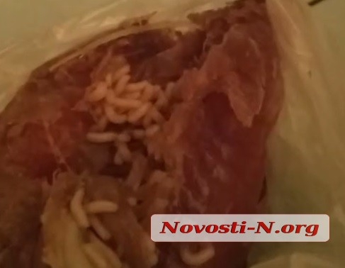 В николаевском магазине купили вяленую рыбу, кишащую червями (видео)