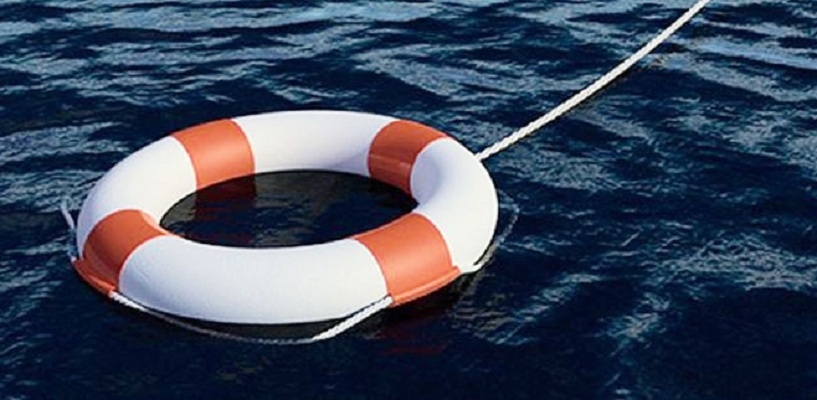 В акватории у Варваровского моста перевернулась лодка — на помощь прибыли спасатели