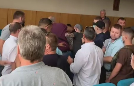 В Борисполе на сессии депутаты подрались с членами «Нацкорпуса» (видео)