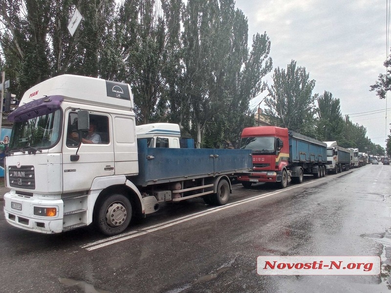 Транспортный коллапс в Николаеве: город заполонили десятки фур