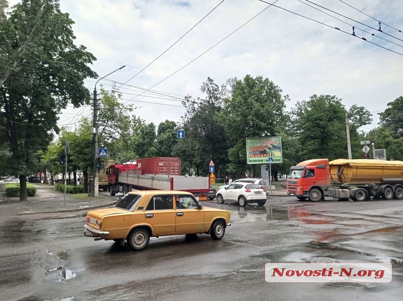 Транспортный коллапс в Николаеве: город заполонили десятки фур Транспортный коллапс в Николаеве: город заполонили десятки фур
