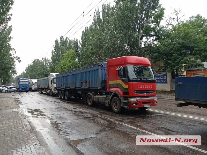 Транспортный коллапс в Николаеве: город заполонили десятки фур Транспортный коллапс в Николаеве: город заполонили десятки фур