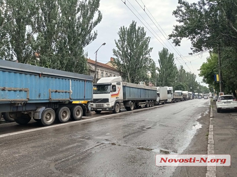 Транспортный коллапс в Николаеве: город заполонили десятки фур Транспортный коллапс в Николаеве: город заполонили десятки фур