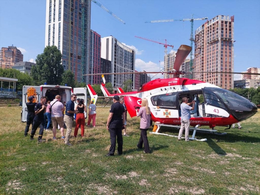В Новоград-Волынском военнослужащий выстрелил в спину ребенку: мальчика на вертолете доставили в Киев