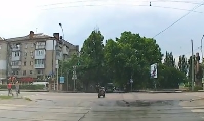 В Николаеве дети на электросамокате «рассекали» по проспекту (видео)
