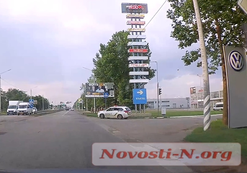 В Николаеве «БМВ» «пролетел» на красный —  и попался патрульным (видео)