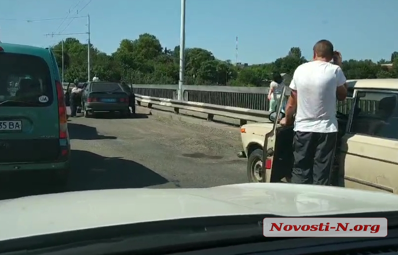 В Николаеве полицейские толкали через Ингульский мост заглохший служебный автомобиль (видео)