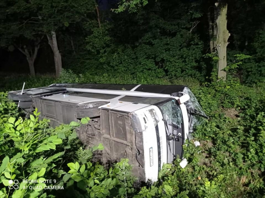 Под Ровно перевернулся рейсовый автобус, ехавший в Польшу: пострадали 16 человек
