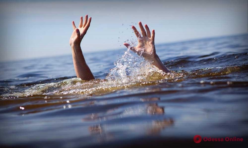 Отправились вместе плавать на матрасе: в Затоке утонул мужчина, его 13-летнего сына ищут  