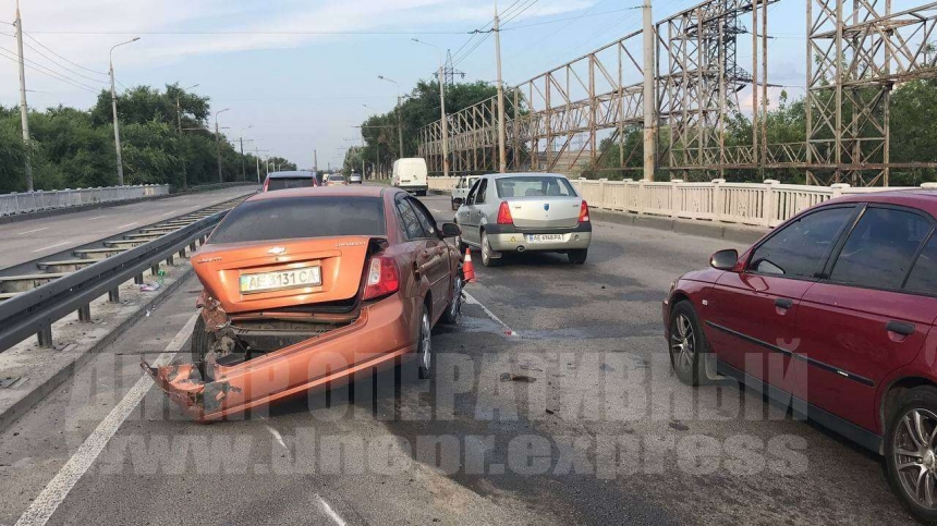 В Днепре женщина за рулем Chevrolet врезалась в отбойник: видео момента ДТП