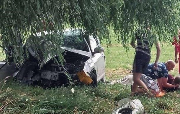 Под Луцком Ford врезался в дерево: погибли три человека, еще девять пострадали