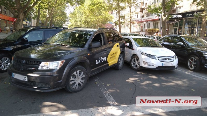 В центре Николаева автомобиль такси, сдавая назад, врезался в электромобиль