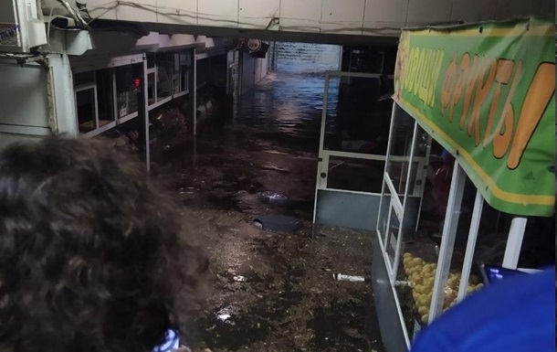 В Киеве ливень затопил станции метро (видео)