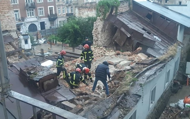 Во Львове обрушилась стена дома: погиб мужчина