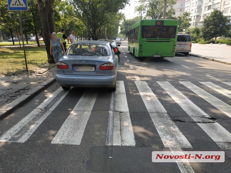 В центре Николаева автомобиль сбил мать и сына на пешеходном переходе