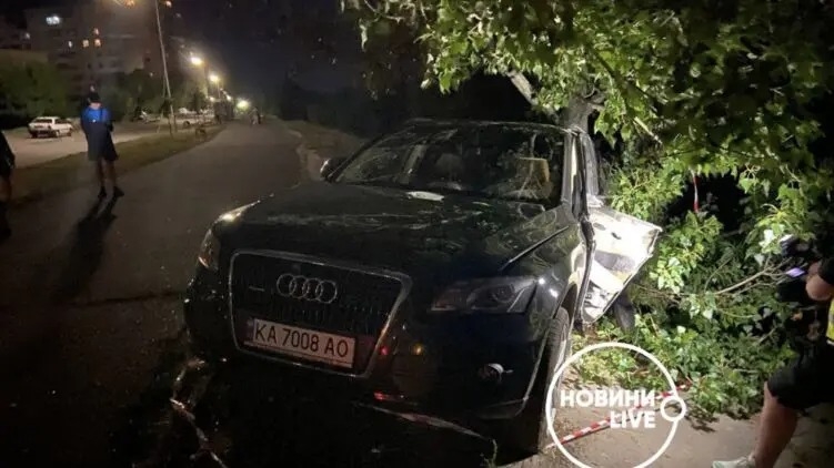 В Киеве пьяная судья за рулем Audi едва не снесла пешеходов и врезалась в дерево