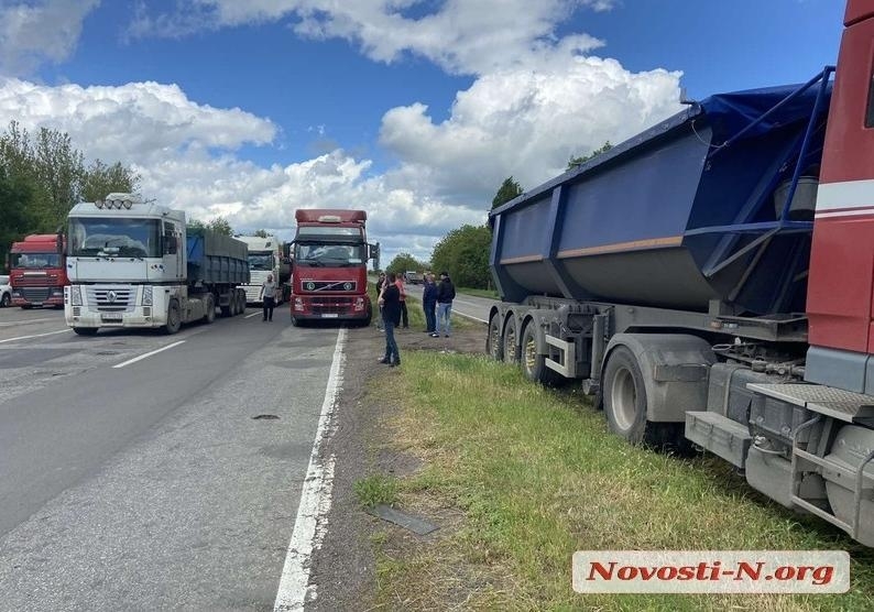 В Николаевской области глава села просит сохранить полевую дорогу, по которой фуры объезжают ГВК