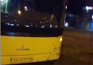 В Киеве неадекватный пассажир напал на водителя автобуса во время движения