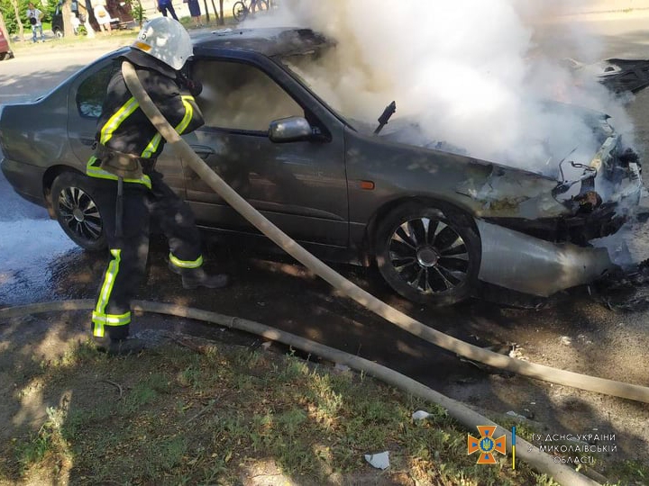 В Николаеве горел автомобиль Nissan Primera