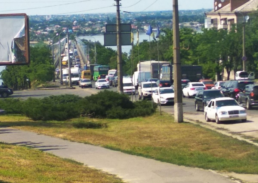 Пробки в Николаеве: движение транспорта регулируют полицейские (видео)