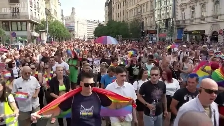 В Венгрии прошла акция протеста против закона, запрещающего гей-пропаганду среди несовершеннолетних