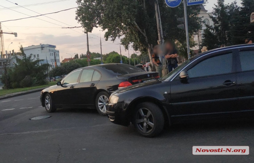 В центре Николаева столкнулись «БМВ» и «Шкода»